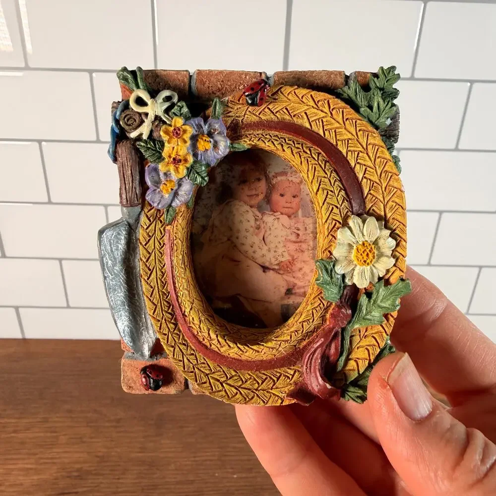 Vintage Cottagecore Garden Straw Hat Resin Mini Picture Frame